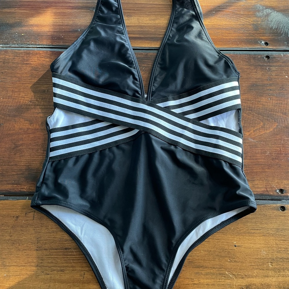 Cute side cut out bathing suit.